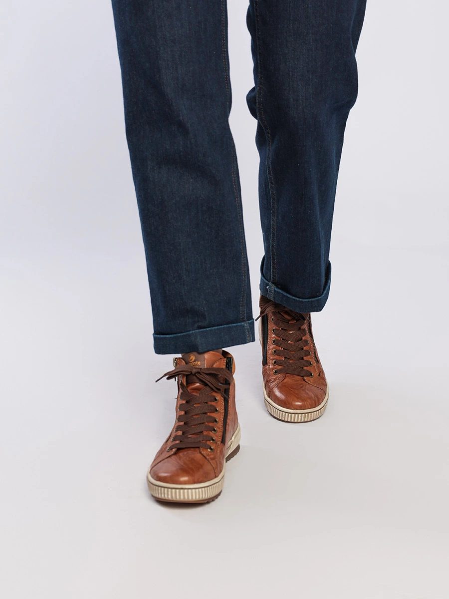 Ботинки спортивные коричневого цвета со шнуровкой